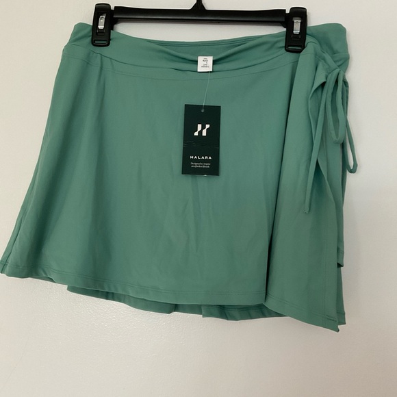 HALARA Dresses & Skirts - Halara skort XL